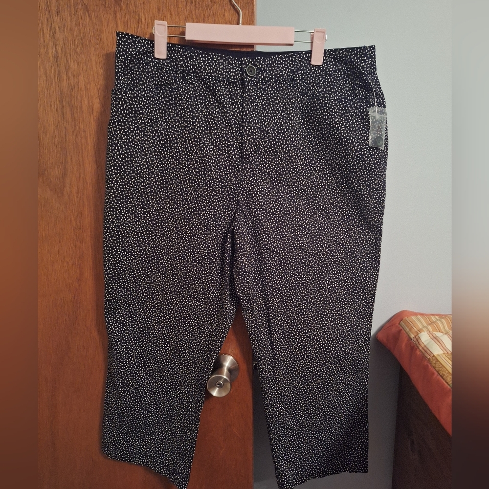 Croft & Barrow NWT Women's Classic Fit Black and White Dotted Capris Size 14
